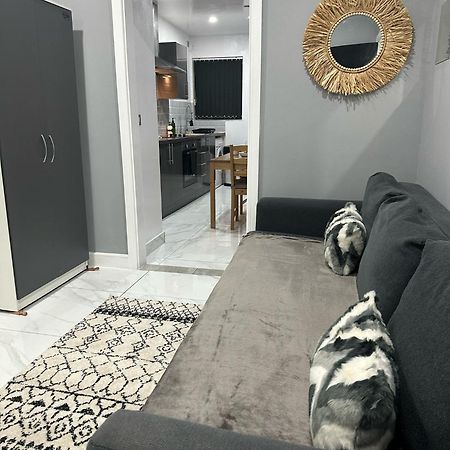 2 Bedroom Flat With Hot Tub Кардифф Экстерьер фото