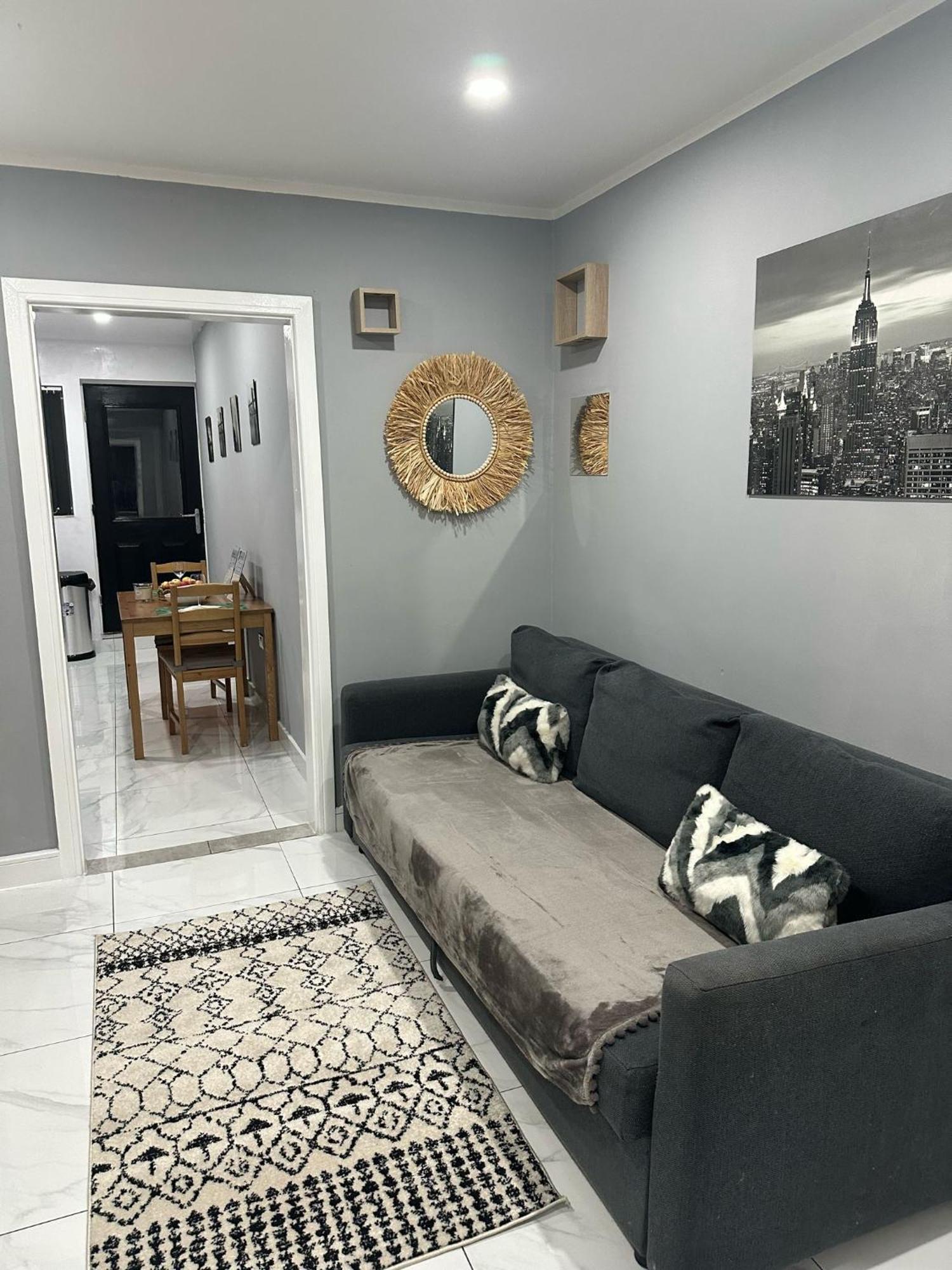 2 Bedroom Flat With Hot Tub Кардифф Экстерьер фото
